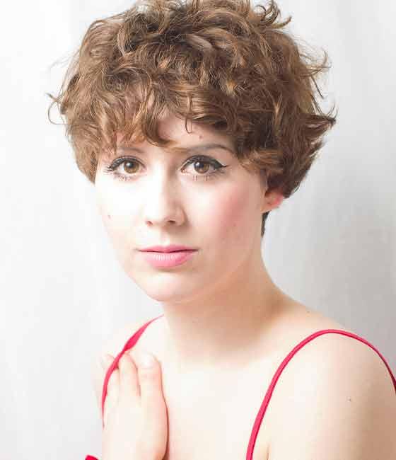 7 Hairstyles for Short, Curly Hair |