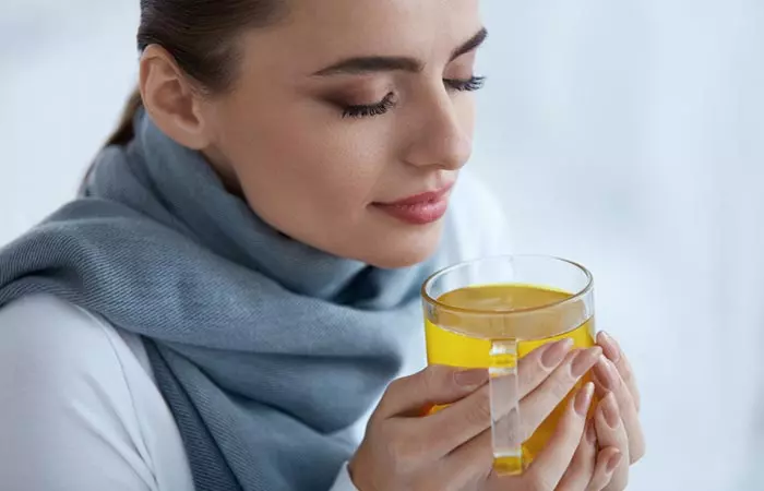 Drink honey or lemon tea to relieve a burning throat