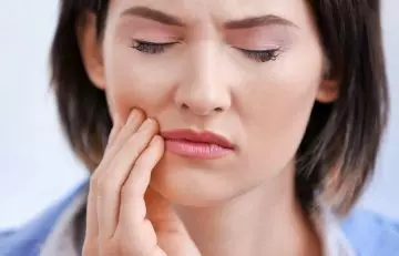 Woman dealing with burning mouth syndrome