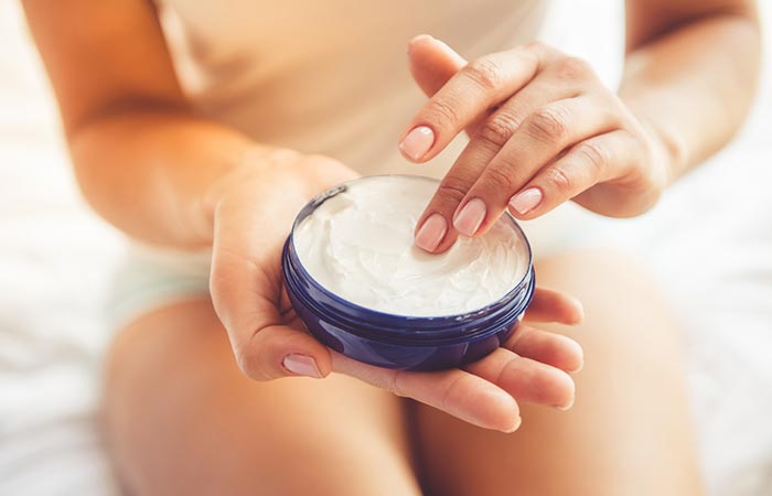 Mujer eligiendo la crema de noche adecuada para los beneficios de la piel