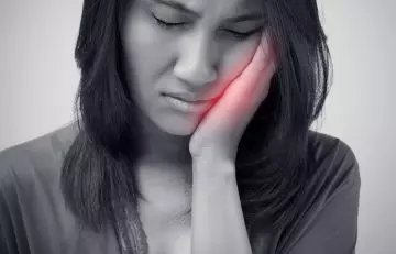 Woman with swollen and sore gums