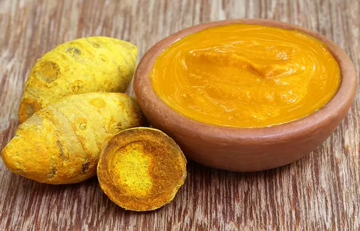 Use turmeric paste to treat gum boil