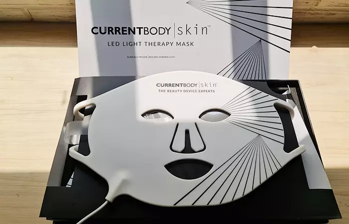 LED face mask with light therapy