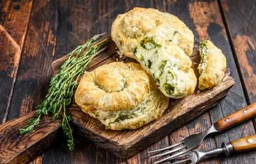 Sour cream and spinach mini pastries