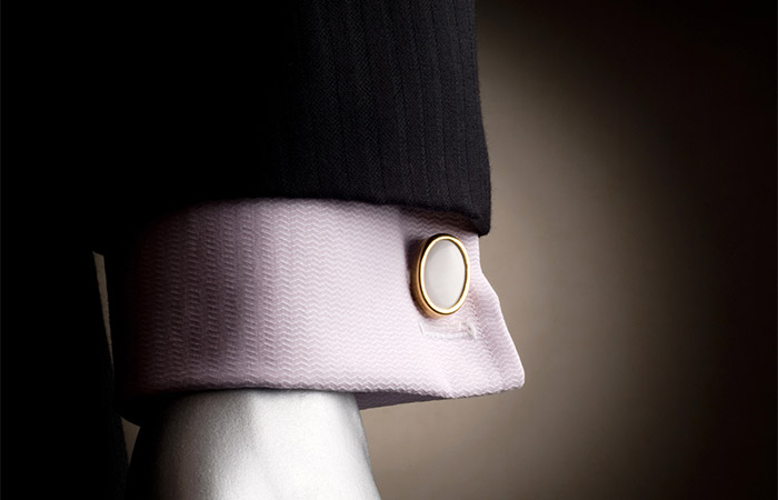 The decorative part of the cufflinks must be displayed outwardly