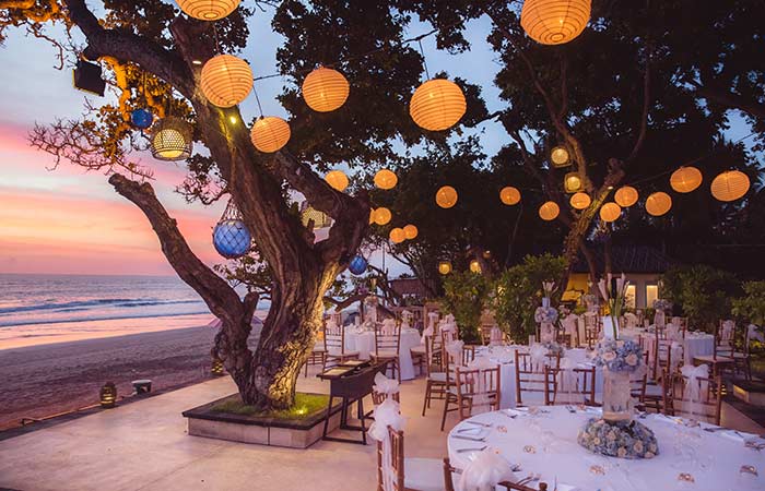 Beautiful lantern décor for beach parties