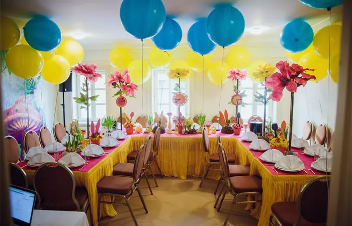 Balloon decoration for barn wedding