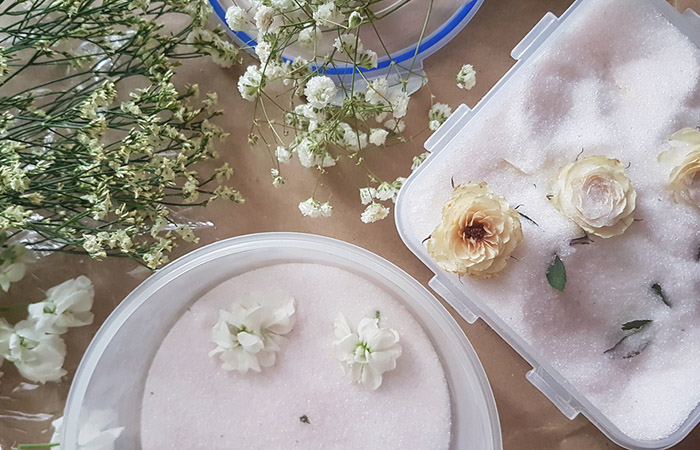 Preserve your wedding bouquet in silica gel