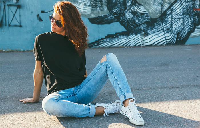 Woman wearing boyfriend jeans with minimum accessories