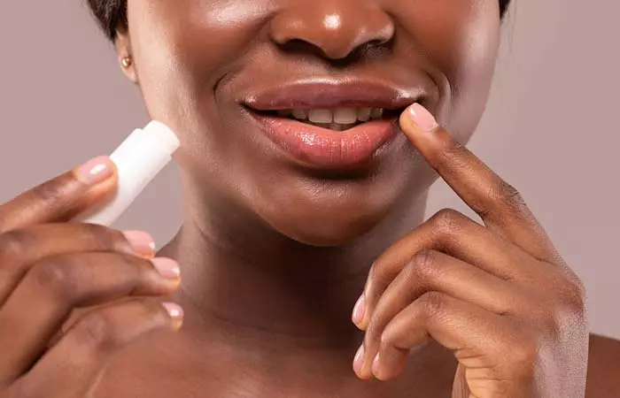 Apply-The-Lipstick-With-Your-Fingers