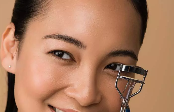 Applying-Mascara-And-Then-Using-An-Eyelash-Curler