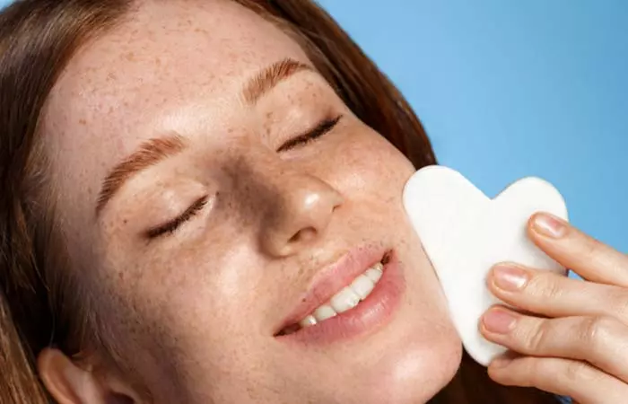 Expecting-Gua-Sha-To-Offer-Plastic-Surgery-Like-Effects