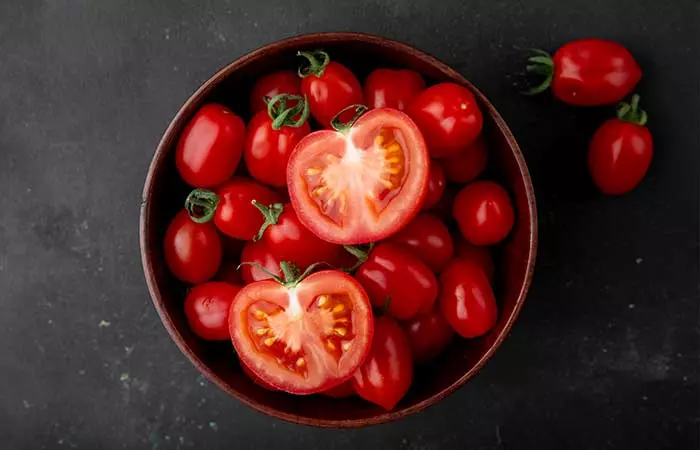 Tomato face pack for skin brightening
