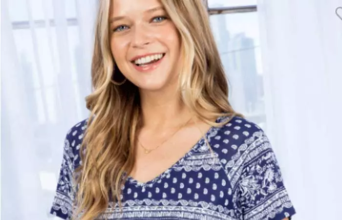 Use-V-Necklines-And-Short-Sleeves-To-Show-Off-Your-Shoulders