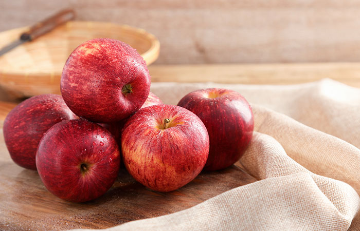 Apples are low-sugar fruits for low-carb diets.