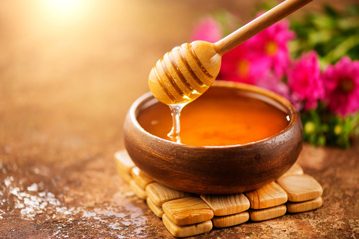 Benefits of Multani mitti and honey for dry skin