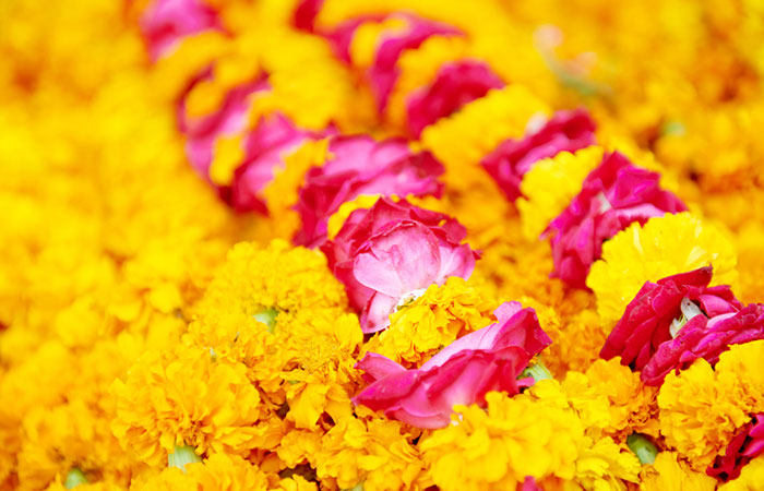 Create flower garlands as a way to entertain guests during mehendi