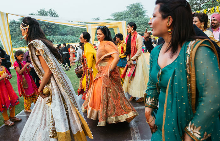 Dancing as a way to entertain guests during mehendi