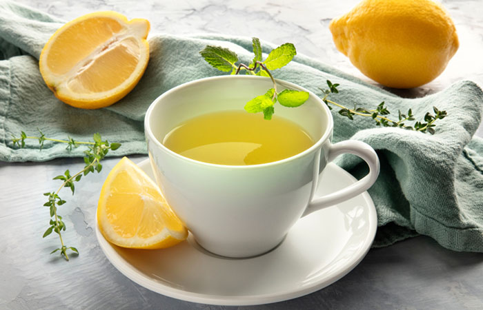 Green tea cup with sliced lemons