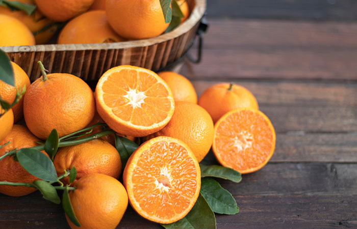 Oranges are low-sugar fruits for low-carb diets.