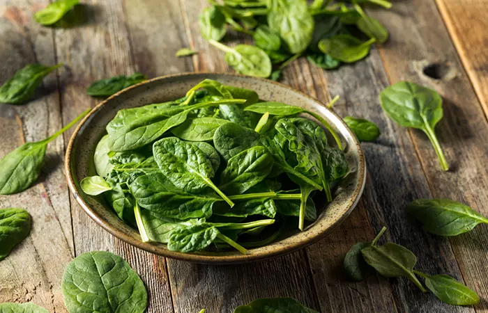 Spinach is low-sugar leafy veggie for low-carb diets.