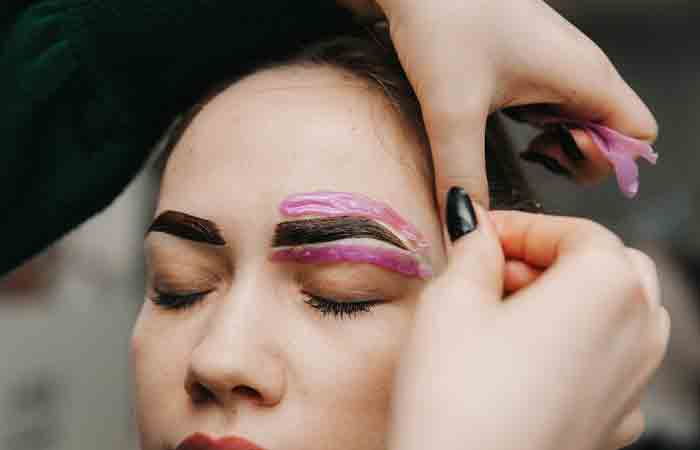 Let-A-Specialist-Shape-Your-Eyebrow