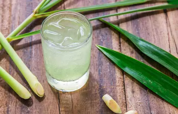 Thai-Ladies-Drink-Lemongrass-Tea-To-Cleanse-Their-Bodies