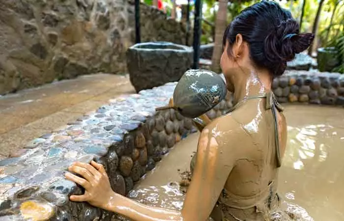 Turkish-Women-Cleanse-Themselves-Using-Mud-Bath