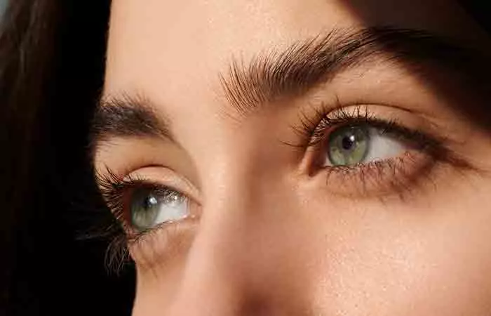 Use-Your-Finger-As-An-Alternative-To-An-Eyelash-Curler