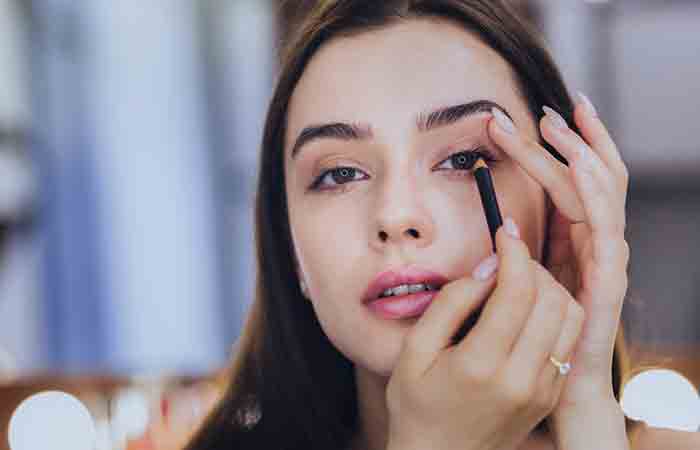 Use-Your-Fingers-To-Blend-Your-Eyeliner