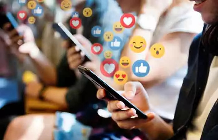 Sharing-Every-Move-On-Your-Social-Media