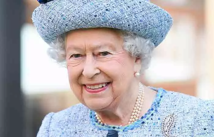 When-The-Monarch-Entered-The-Kitchen,-Everyone-Stops-Working