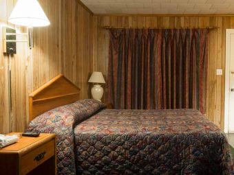 12 Hotel Room Decor Tricks We Should Borrow For Our Homes