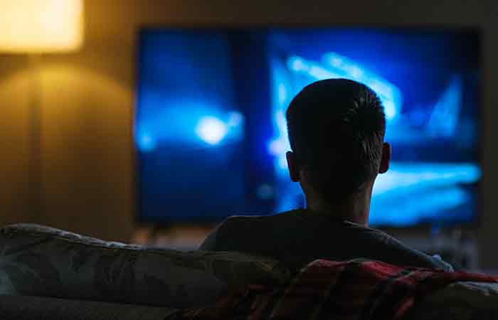 Avoid-Watching-TV-Before-Going-To-Bed