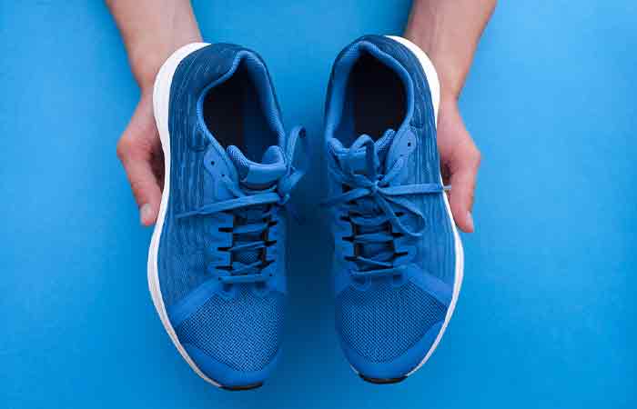 Use-Erasers-To-Remove-Dirt-On-Sneakers
