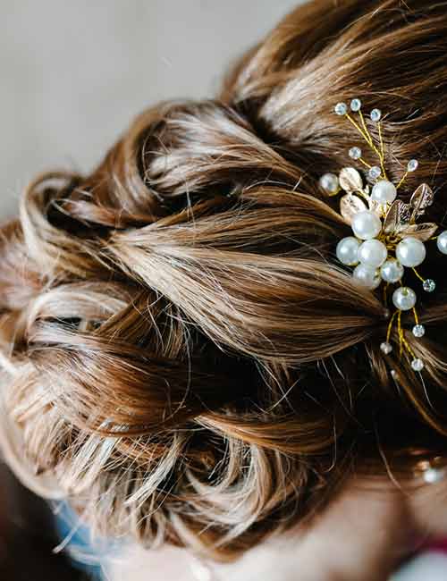 Beads-and-pearls-bridal-hairstyle-for-round-face