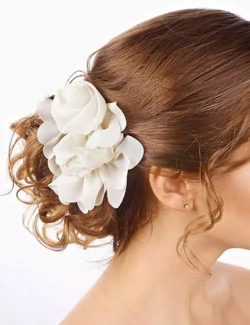 Big-flowers-clip-bridal-hairstyle-for-round-face