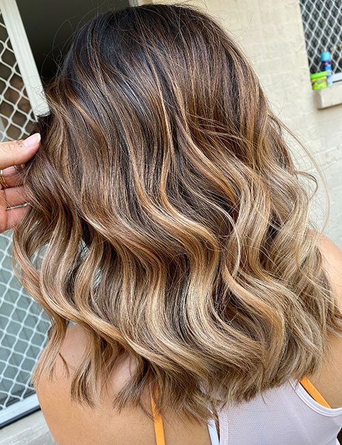 Caramel waves hairstyle for thick hair