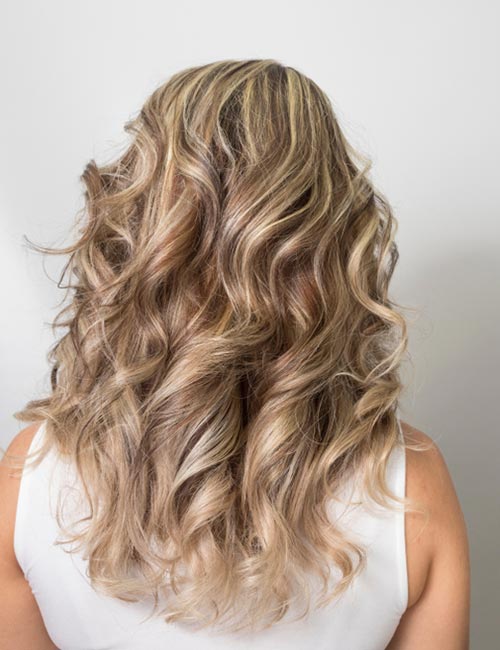 Flowy blonde curly hairstyle