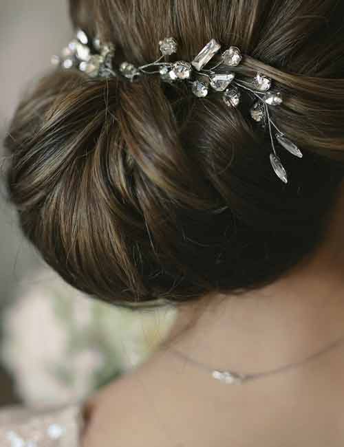 Long-bijouterie-bridal-hairstyle-for-round-face
