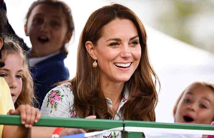 Repeat-The-Curtsy-When-The-Royal-Members-Leave