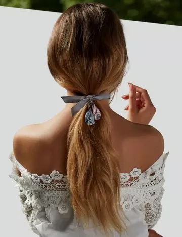 Ribbon knotted chic ponytail hairstyle for long hair