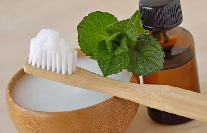 Coconut oil mouthwash for teeth whitening