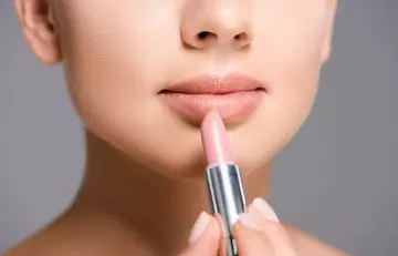Outline-The-Lips-With-A-Neutral-Tone