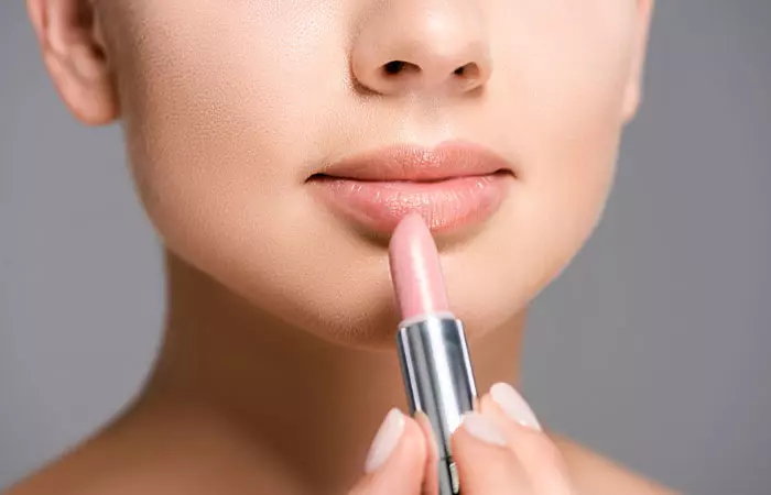 Outline-The-Lips-With-A-Neutral-Tone