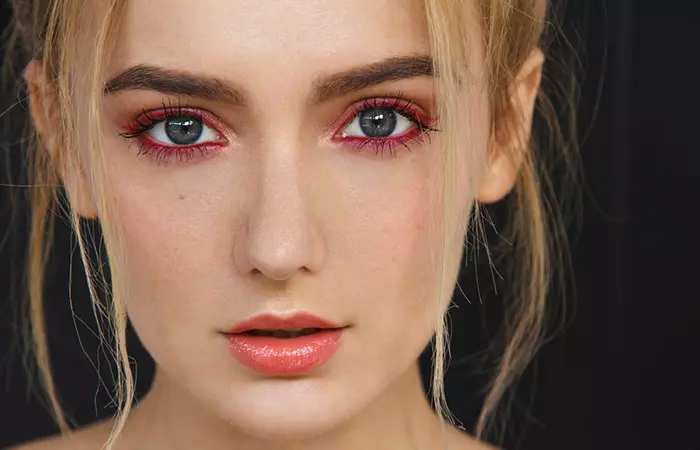 Red winged eyeshadow look