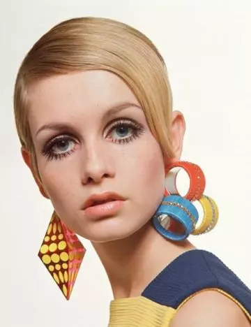 Twiggy posing with 60s geometric earrings