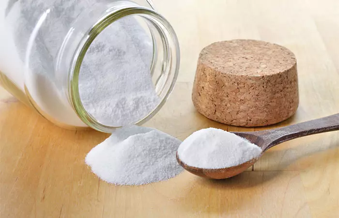 Use baking soda as a home remedy for cystic acne