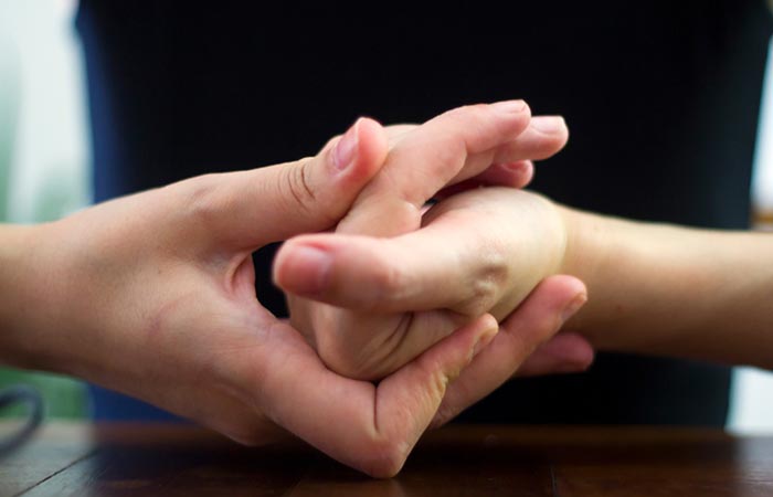 Cracking Knuckles Can Lead To Arthritis