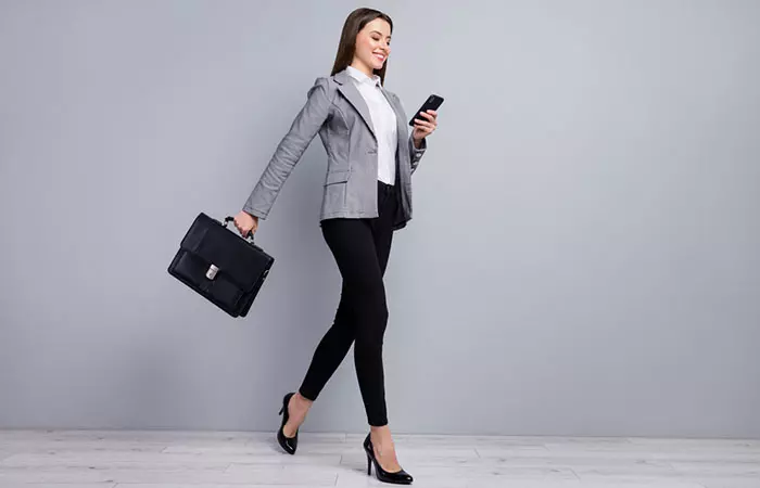 Choose Pointed Shoes As The Same Color Of Your Pants